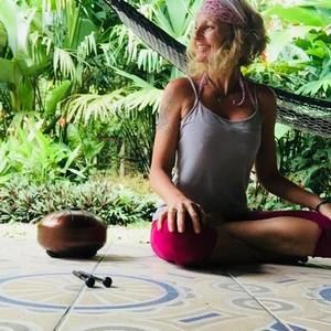 Meet your Posher, Maura